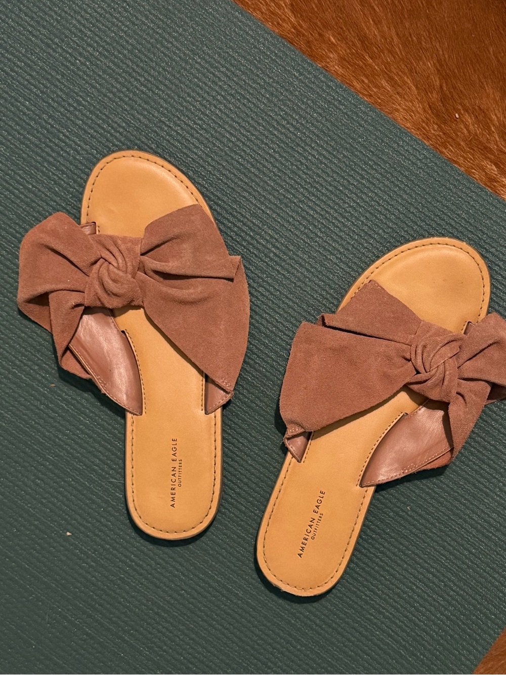 American Eagle mauve pink bow slides